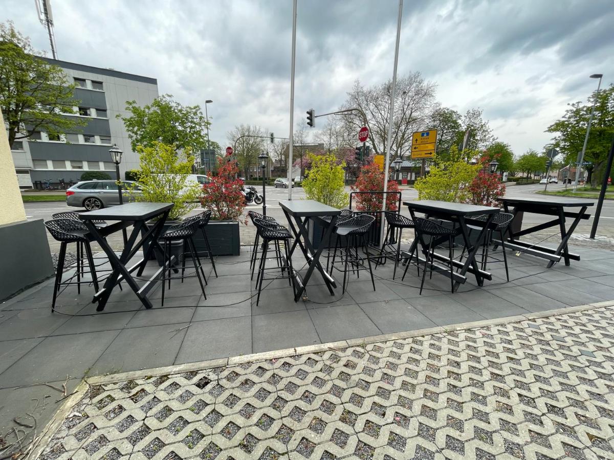 Terrasse mit einer modernen Dekoration bei Location Cham in Meerbusch - Pension und Eventlocation.