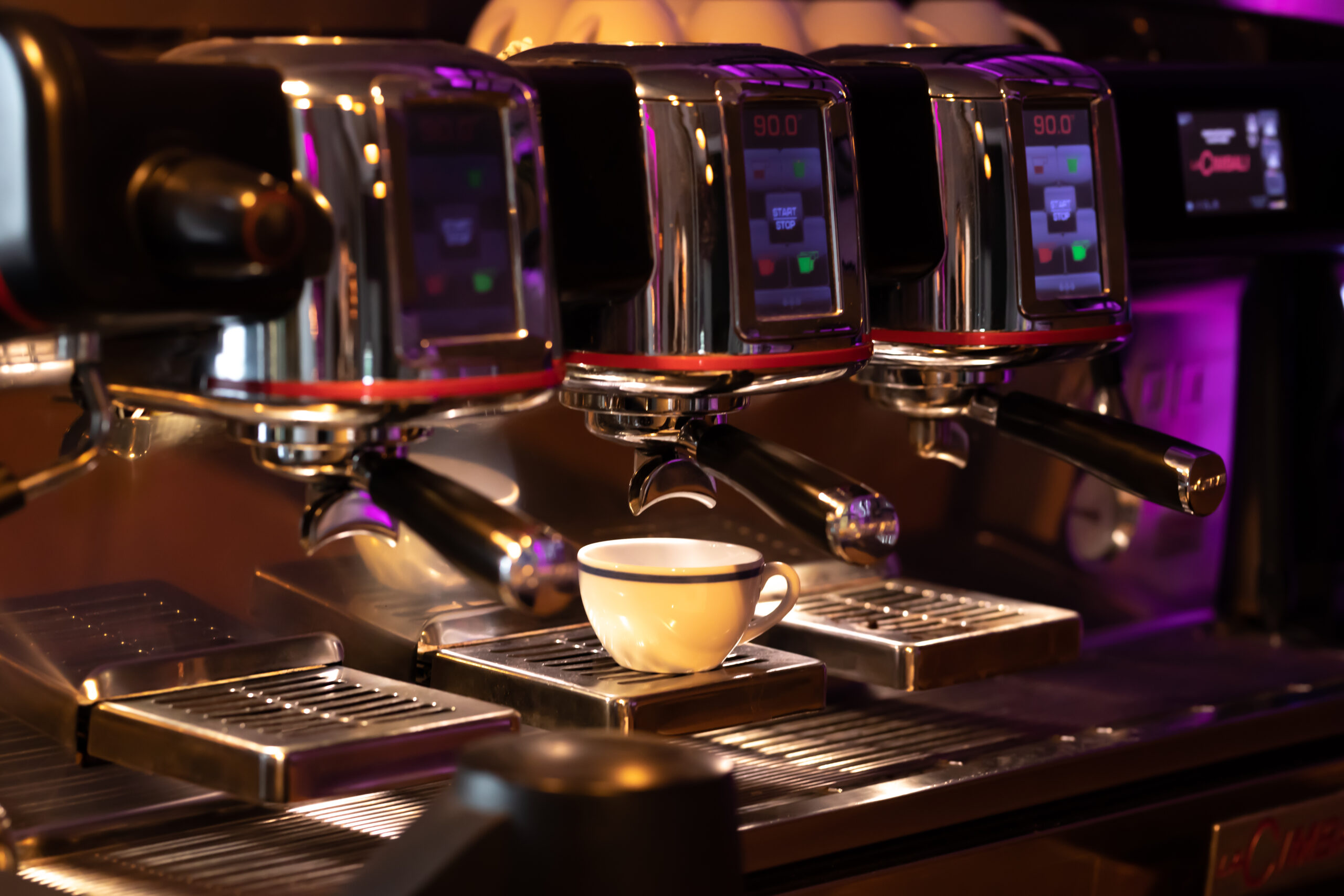 Zoom auf der professionellen Kaffeemaschine an der Bar in unserem Veranstaltungsort in Meerbusch, Düsseldorfer Nähe. Pension & Eventlocation Cham
